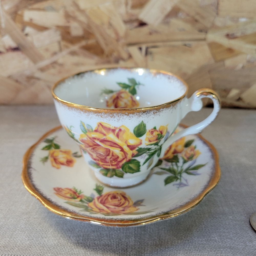 Floral Gold-Trimmed Teacup and Saucer Set(T4)